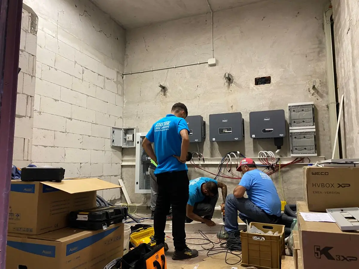 Squadra AdoTek installazione impianto fotovoltaico Roma