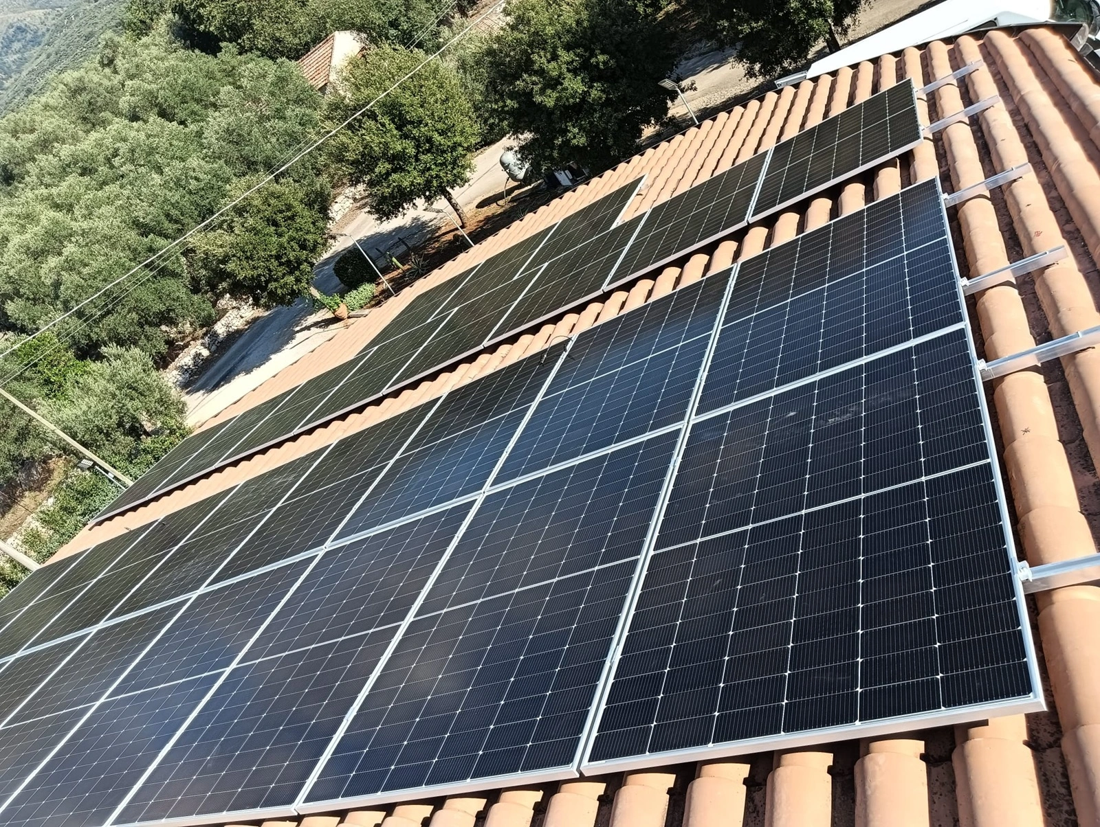 Impianto fotovoltaico 12 kW con accumulo 18 kWh installato a Sonnino provincia di Latina da AdoTek Green Powers